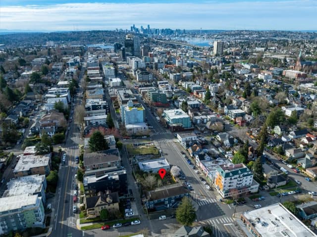 Property photo for 5520 University Way Ne, Seattle photo 3