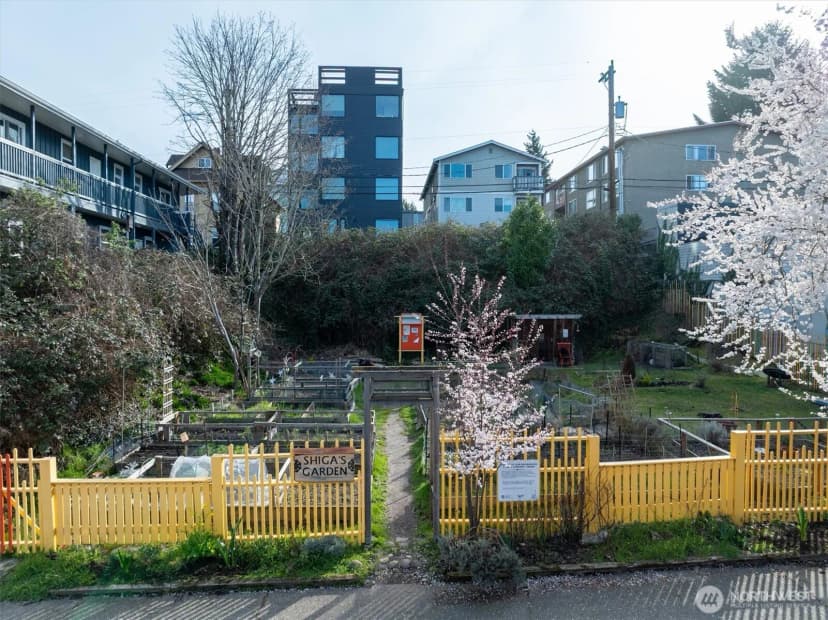 Property photo for 5520 University Way Ne, Seattle photo 2