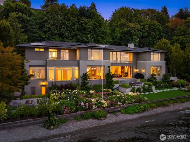Property photo for 4911 Ne Laurelcrest Lane, Seattle photo 2
