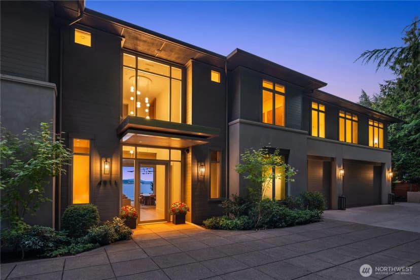 Property photo for 4911 Ne Laurelcrest Lane, Seattle photo 4