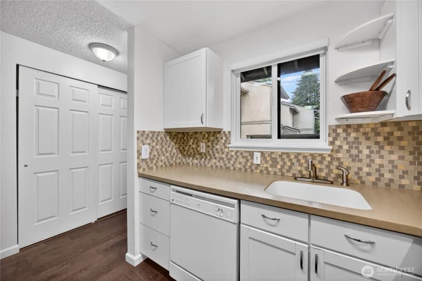 Property photo for 10037 Ne 138th Place #d2, Kirkland photo 6