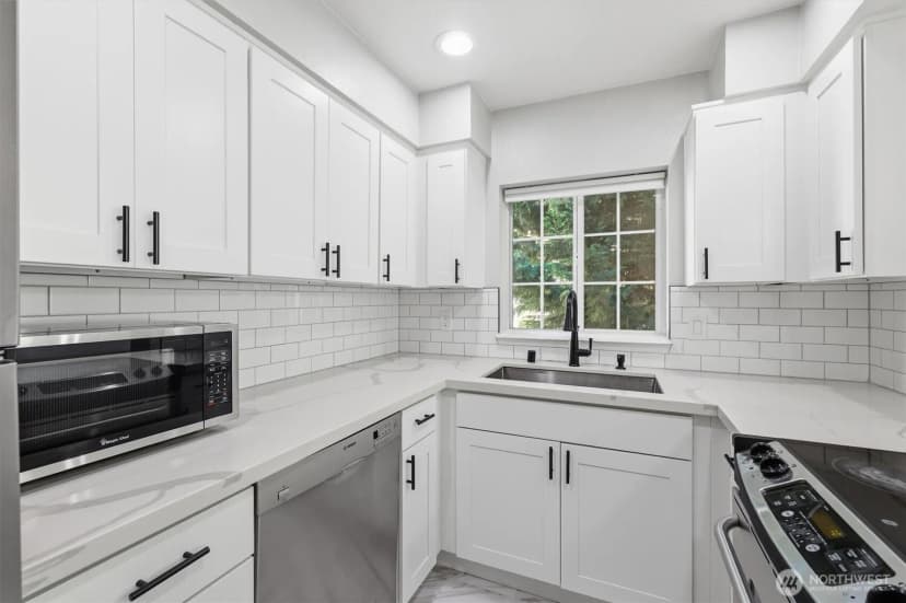 Property photo for 2560 118th Avenue Se #3-301, Bellevue photo 3
