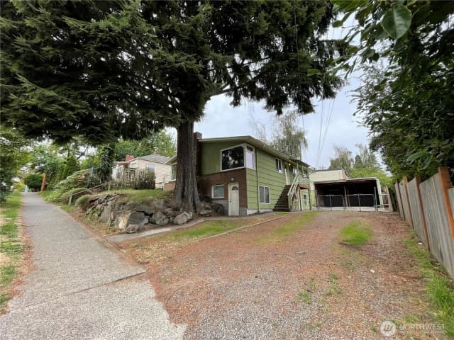 Property photo for 1706 Ne 82nd St, Seattle photo 2