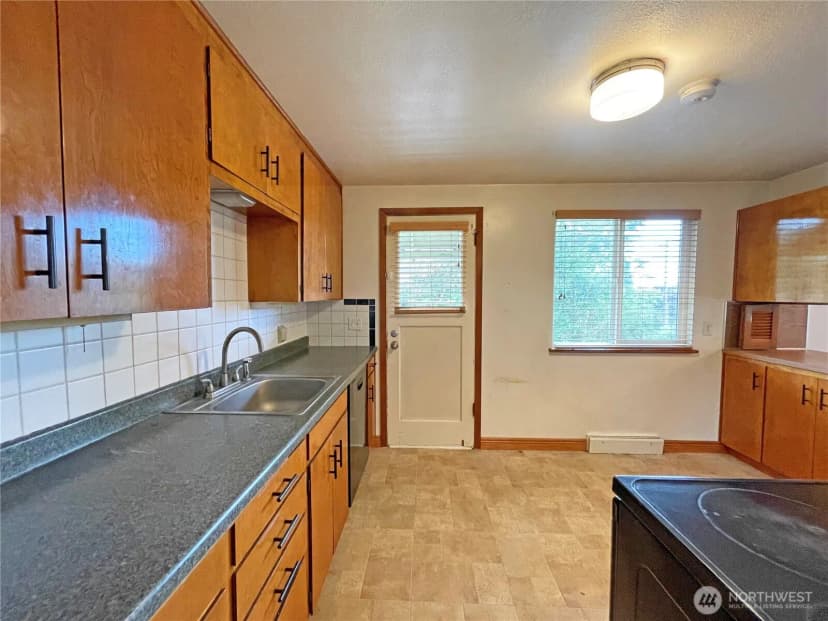 Property photo for 1706 Ne 82nd St, Seattle photo 9