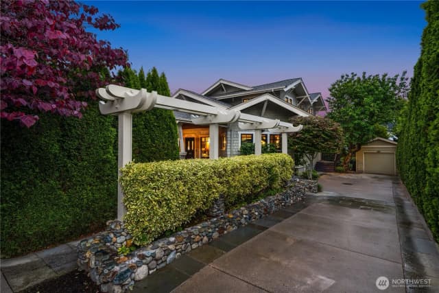 Property photo for 2212 Federal Avenue E, Seattle photo 3
