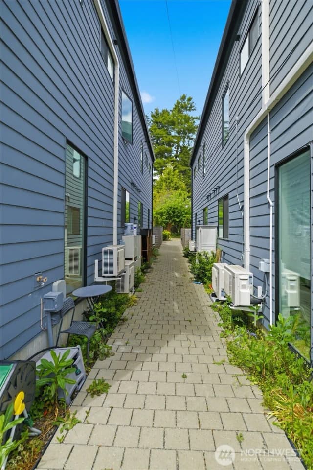 Property photo for 918 N 100th Street #b, Seattle photo 4