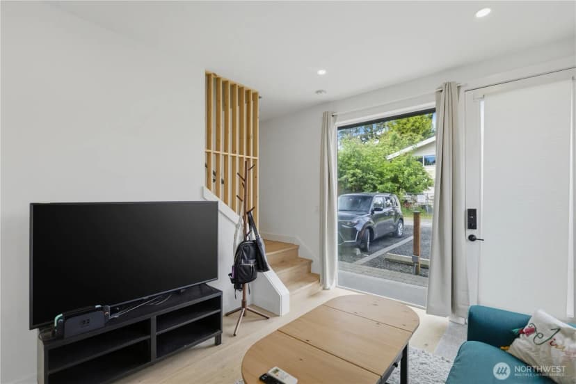 Property photo for 918 N 100th Street #b, Seattle photo 6