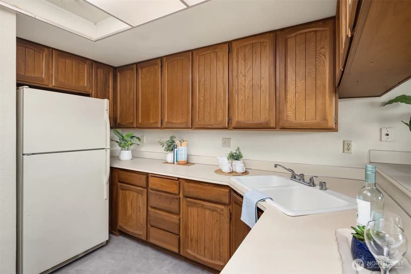 Property photo for 9710 5th Avenue Ne #503, Seattle photo 17
