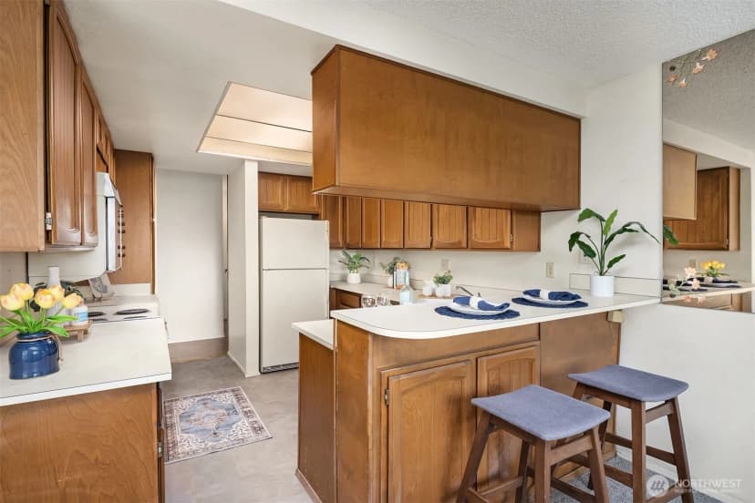 Property photo for 9710 5th Avenue Ne #503, Seattle photo 15