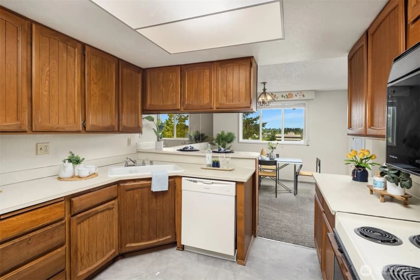 Property photo for 9710 5th Avenue Ne #503, Seattle photo 18