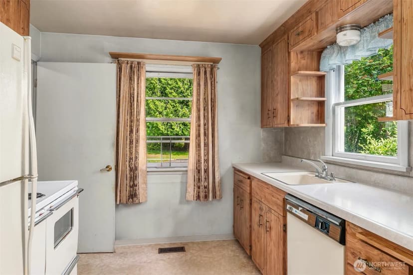 Property photo for 320 Ne 185th Street, Shoreline photo 8