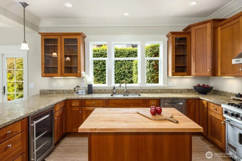 Property photo for 5113 47th Avenue Ne, Seattle photo 11