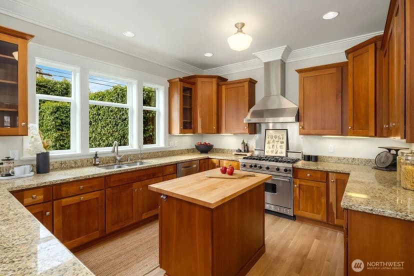 Property photo for 5113 47th Avenue Ne, Seattle photo 12