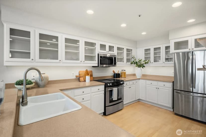 Property photo for 2400 8th Avenue N, Seattle photo 11