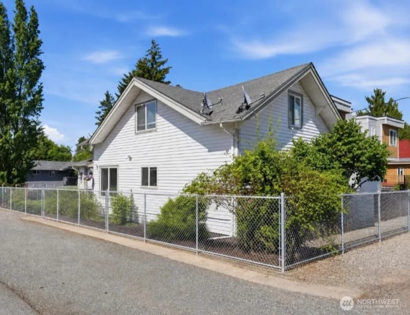 Property photo for 11546 85th Avenue S, Seattle photo 2