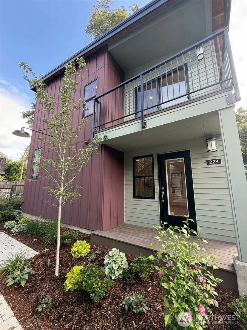 Property photo for 228 21st Avenue E, Seattle photo 2