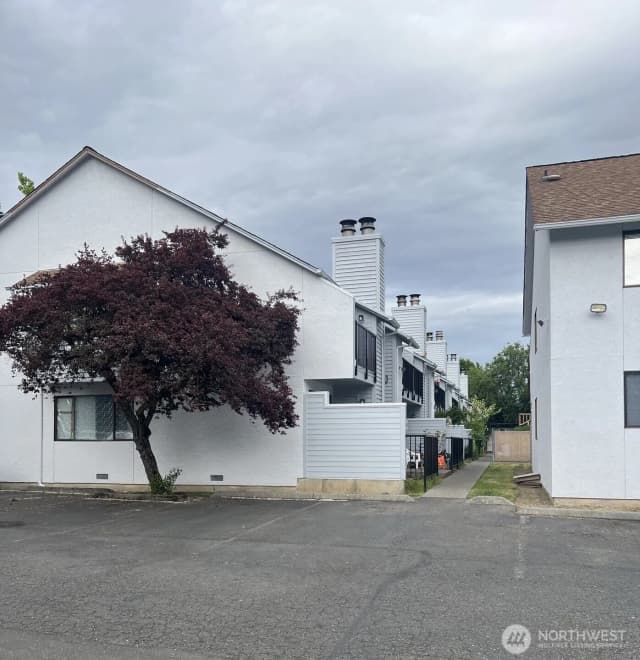 Property photo for 12434 Ambaum Blvd Sw #106, Seattle photo 2
