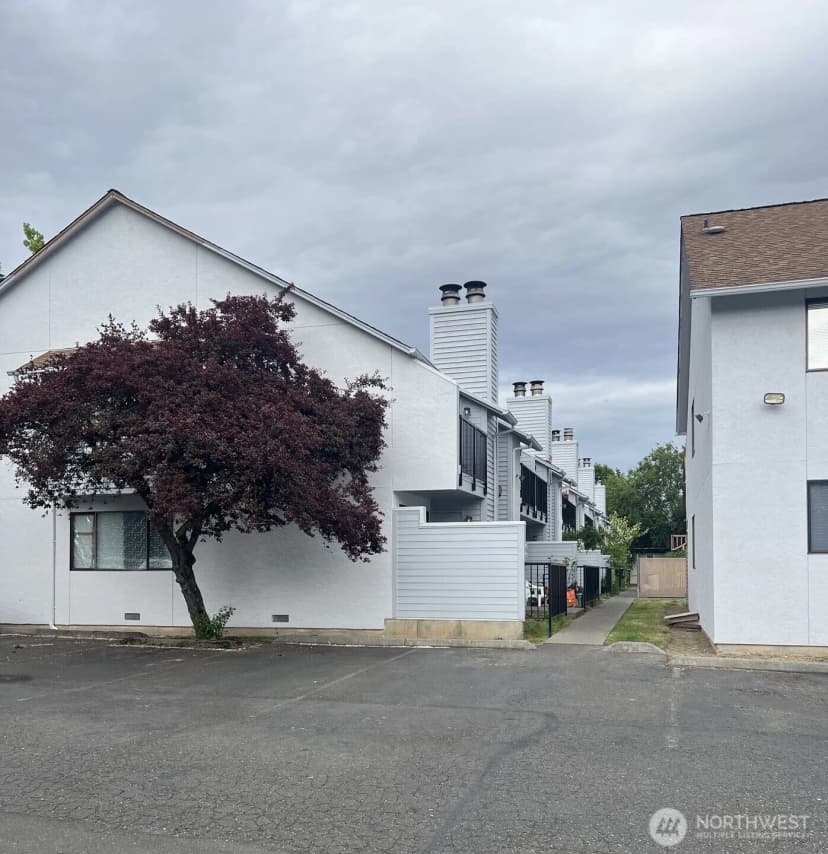 Property photo for 12434 Ambaum Blvd Sw #106, Seattle photo 2