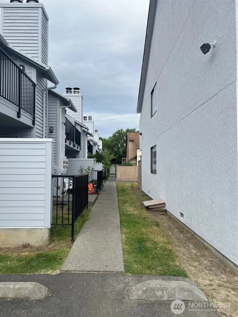 Property photo for 12434 Ambaum Blvd Sw #106, Seattle photo 5