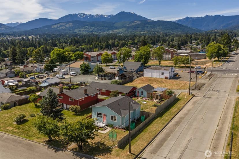Property photo for 940 W 7th Street, Port Angeles