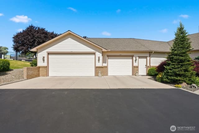 Property photo for 332 Marisa Hill Drive, Selah photo 2