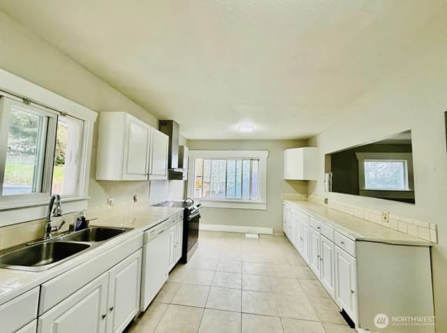 Property photo for 10033 Des Moines Memorial Drive S, Seattle photo 4