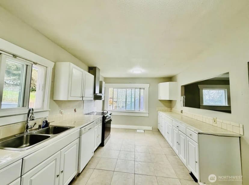 Property photo for 10033 Des Moines Memorial Drive S, Seattle photo 4
