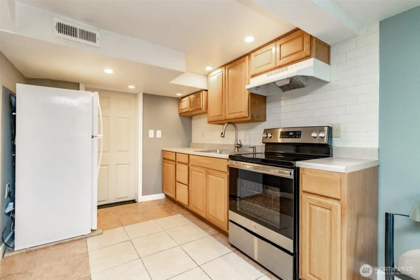 Property photo for 10033 Des Moines Memorial Drive S, Seattle photo 28