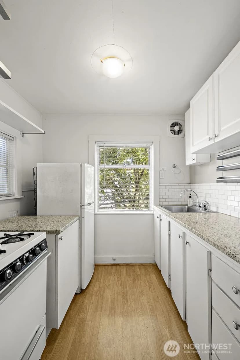 Property photo for 10346 Midvale Avenue N, Seattle photo 12