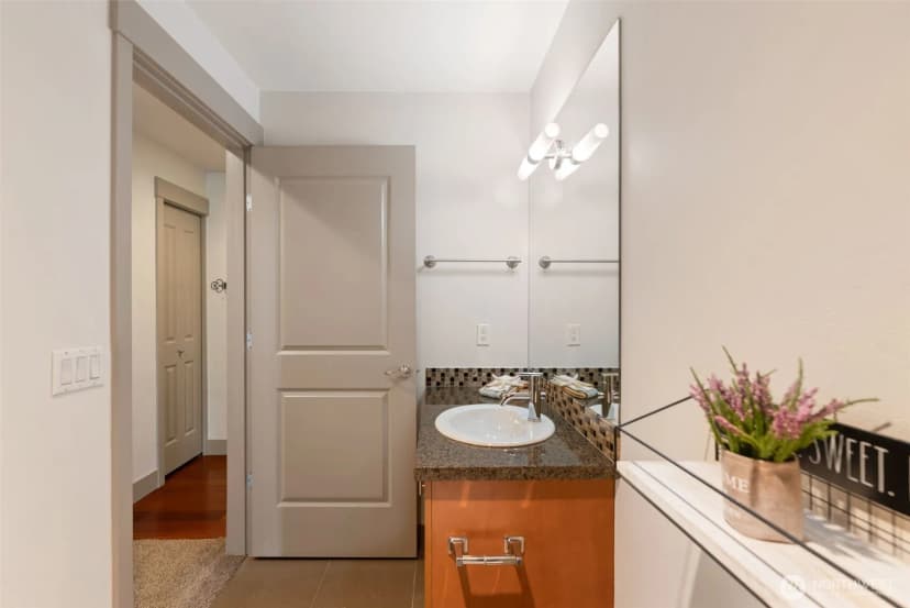 Property photo for 4547 8th Avenue Ne #203, Seattle photo 14