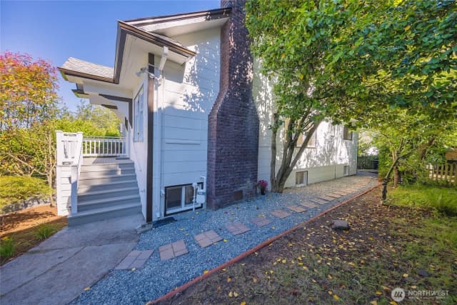 Property photo for 331 Ne 53rd Street, Seattle photo 3