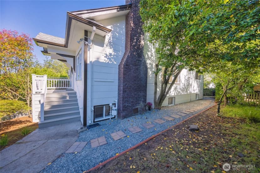 Property photo for 331 Ne 53rd Street, Seattle photo 3