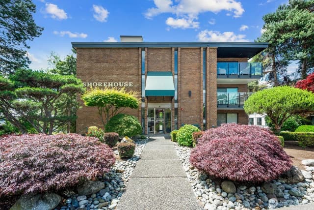 Property photo for 6225 Lake Washington Boulevard Ne #402, Kirkland photo 2