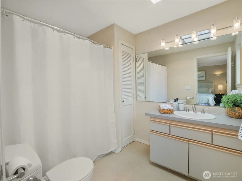 Property photo for 5624 Roosevelt Way Ne #302, Seattle photo 13