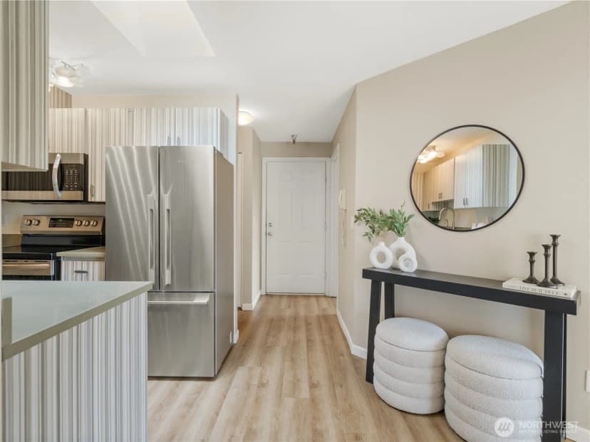 Property photo for 5624 Roosevelt Way Ne #302, Seattle photo 6