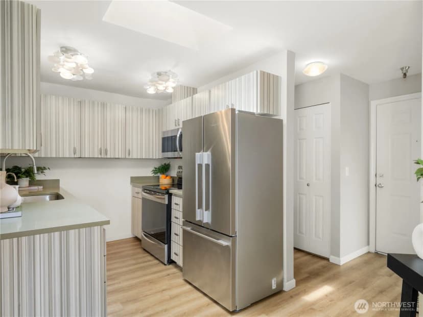 Property photo for 5624 Roosevelt Way Ne #302, Seattle photo 9