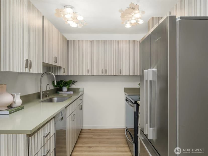 Property photo for 5624 Roosevelt Way Ne #302, Seattle photo 7