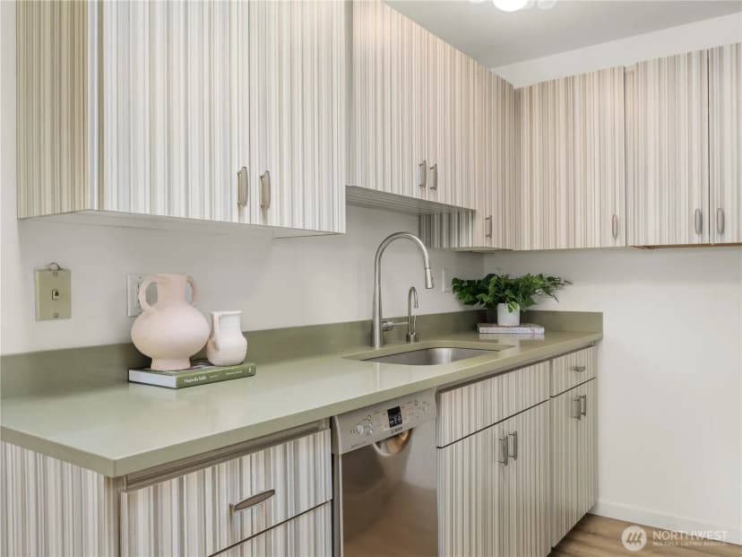 Property photo for 5624 Roosevelt Way Ne #302, Seattle photo 8