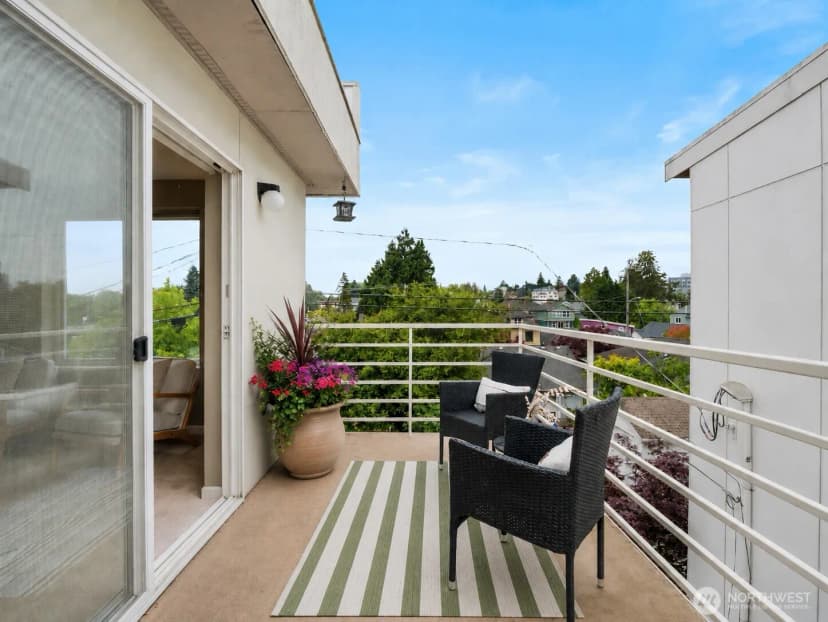 Property photo for 5624 Roosevelt Way Ne #302, Seattle photo 4