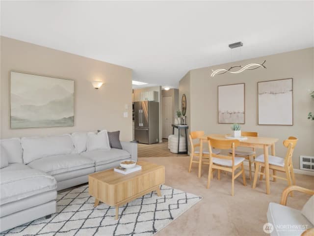 Property photo for 5624 Roosevelt Way Ne #302, Seattle photo 2