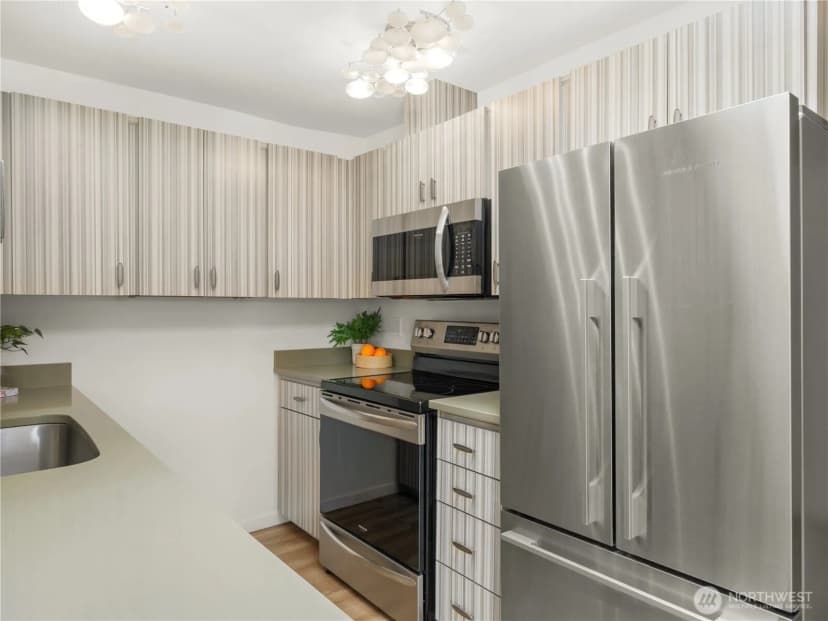 Property photo for 5624 Roosevelt Way Ne #302, Seattle photo 5