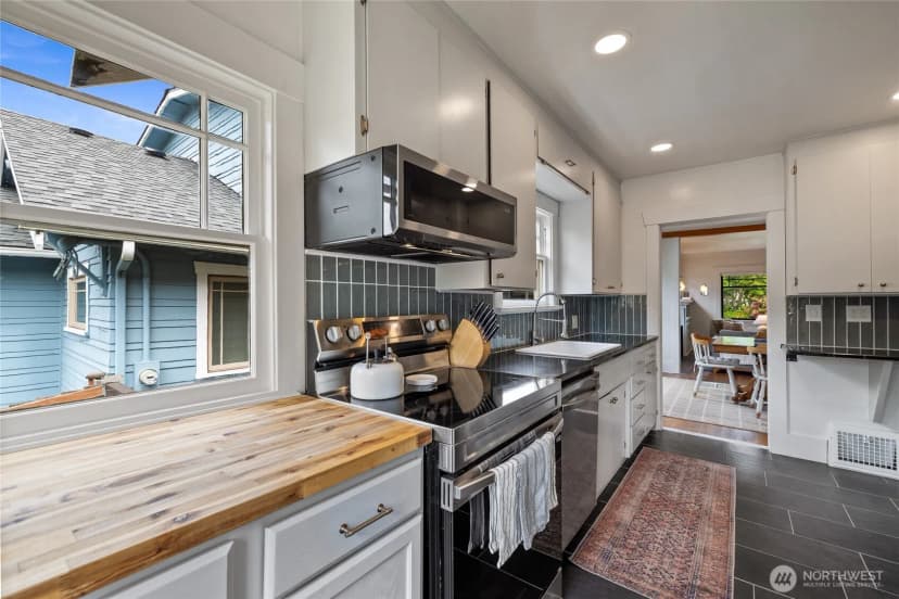 Property photo for 920 N Sheridan Avenue, Tacoma photo 9