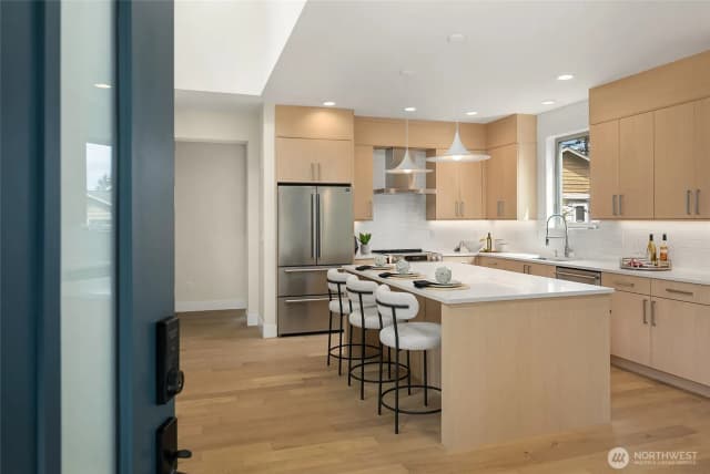 Property photo for 13105 Ne 103rd Place, Kirkland photo 2