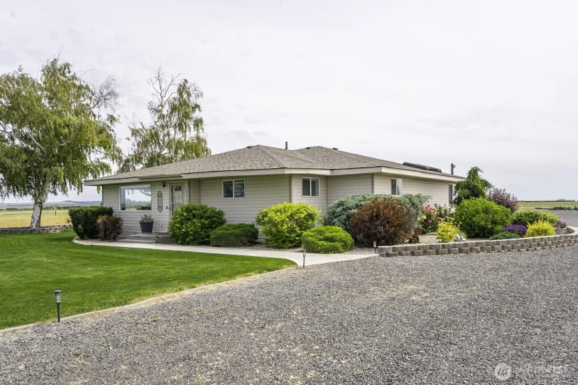 Property photo for 13373 Adams Road S, Royal City photo 2