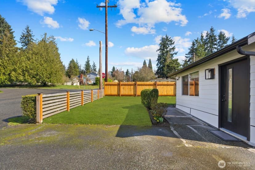Property photo for 1747 Ne 147th St #1, Shoreline photo 4
