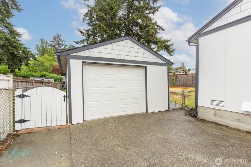 Property photo for 1420 S 129th Street, Burien photo 21