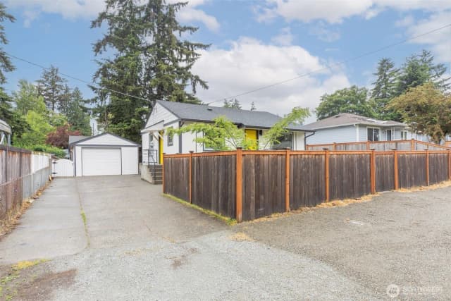 Property photo for 1420 S 129th Street, Burien photo 3