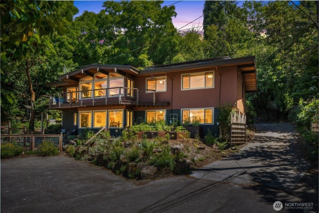 Property photo for 4000 Sw Myrtle Street, Seattle photo 2