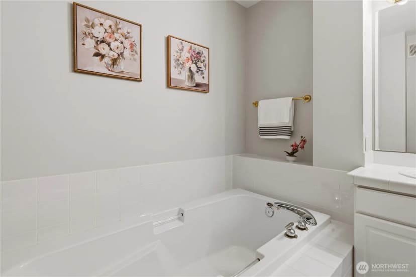 Property photo for 1392 Huckleberry Cir, Issaquah photo 18