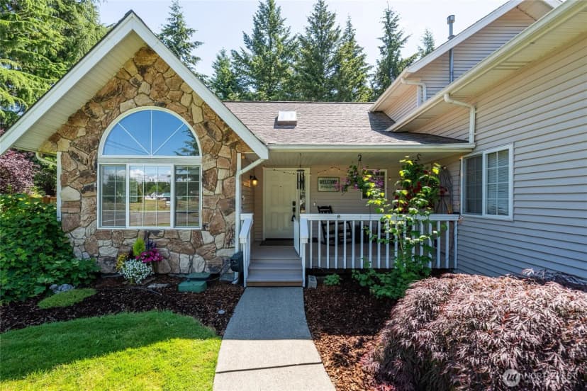 Property photo for 6898 Golf View Drive, Lynden photo 2
